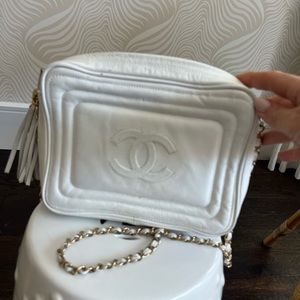 Vintage Chanel crossbody bag white